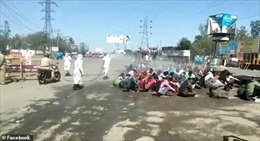 Cảnh xịt khử trùng tới tấp khắp đám đông ở Ấn Độ