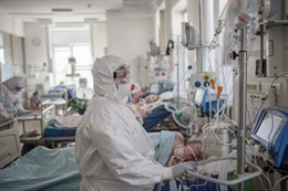 Ba bác sĩ Nga ngã từ cửa sổ bệnh viện, dấy lo ngại về điều kiện của đội ngũ y tế chống COVID-19