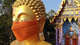 Ngôi chùa ở Thái Lan đeo khẩu trang cho toàn bộ tượng Phật