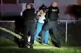 Xuất hiện video Phó cảnh sát trưởng Mỹ đấm liên tiếp vào đầu người phụ nữ da màu