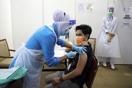 Hàng trăm nhân viên y tế Malaysia nhiễm COVID sau khi tiêm vaccine