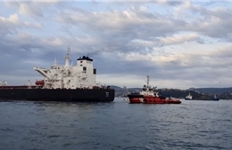 Tàu chở dầu khổng lồ mất lái, eo biển Bosphorus ngừng hoạt động