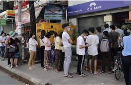 Người gửi rút tiền ồ ạt, các ngân hàng Myanmar bên bờ vực sụp đổ