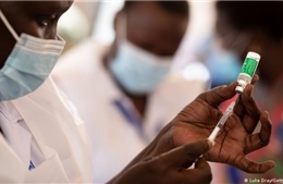 Nghịch lý vaccine COVID-19 hết hạn ở cả châu Phi, Đông Âu