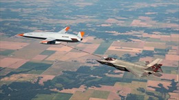 Video máy bay không người lái Mỹ lần đầu tiên tiếp liệu trên không cho tàng hình cơ F-35