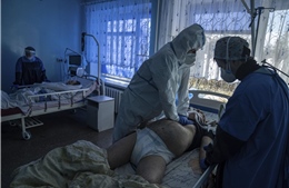 Bác sĩ Ukraine kiệt sức ‘dập lửa’ COVID-19 vì dân không tiêm vaccine