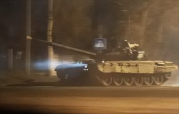 Xe tăng Nga xuất hiện ở Donetsk, người dân Ukraine đóng gói hành lý khẩn cấp