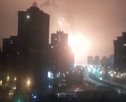 Bầu trời Ukraine rực sáng khi Nga không kích lúc 4h sáng