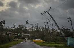Cuba mất điện toàn quốc vì bão đánh sập lưới điện