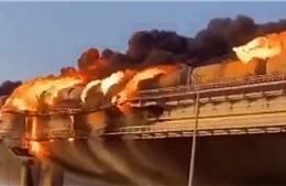 Khoảnh khắc xe bom nổ tung trên cầu Crimea