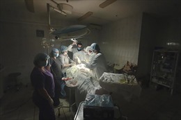 Bác sĩ Ukraine phẫu thuật dưới ánh đèn pin khi lưới điện bị đánh sập