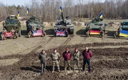 Hình ảnh những chiếc xe tăng chủ lực đầu tiên của Anh bàn giao cho Ukraine