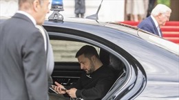 Tổng thống Ukraine quên điện thoại trên xe ô tô khi thăm Berlin
