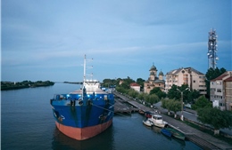Kế hoạch mong manh của Ukraine vận chuyển ngũ cốc qua sông Danube