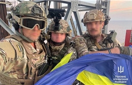 Ukraine tuyên bố cắm cờ ở một vị trí chiến lược quan trọng ở Biển Đen sau khi quân Nga rút lui