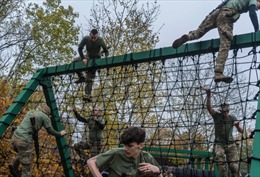 Tổng thống Ukraine đứng trước rủi ro chính trị khi hạ thấp tuổi quân dịch