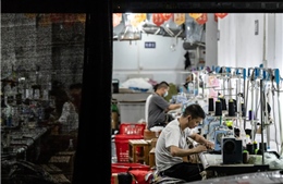 Ngành may mặc Trung Quốc lao đao tìm lối thoát khi Mỹ bỏ miễn thuế với gói hàng nhỏ
