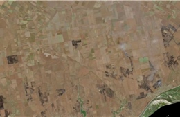 Nông dân Ukraine tuyệt vọng nhìn ruộng cháy trong cuộc chiến UAV