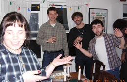 Mệt mỏi vì AI, người trẻ quay về lối sống 'analog'