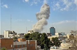 Israel và Mỹ tấn công Tehran, nhiều vụ nổ gần văn phòng Lãnh tụ Tối cao Khamenei