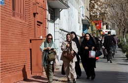 Hỗn loạn bao trùm thủ đô Tehran giữa đợt không kích diện rộng của Mỹ và Israel