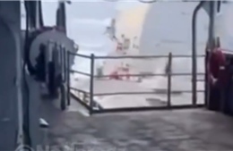 Video tàu chiến Mỹ va chạm tàu tiếp nhiên liệu trên biển