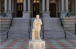 Tượng Columbus tái xuất ở Nhà Trắng: 'Cuộc chiến' lịch sử Mỹ lại bùng lên