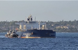 Video tàu Nga chở 100.000 tấn dầu cập cảng Cuba