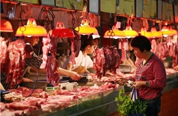 Giá thịt lợn xuống đáy 16 năm, hé lộ vấn đề đáng ngại với kinh tế Trung Quốc