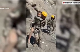 6 giờ sinh tử trong đường hầm ngập lũ bùn, nhóm công nhân Nepal may mắn sống sót
