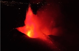 Núi lửa Etna phun trào thổi tro bụi kín trời, Sicily tê liệt hàng không