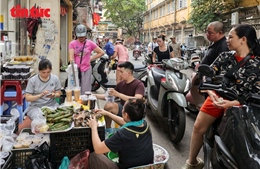 Người dân Hà Nội đi chợ sớm mua rượu nếp, hoa quả… thắp hương Tết Đoan Ngọ