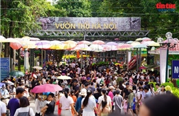 Vườn thú Hà Nội thu hút đông đảo du khách dịp nghỉ lễ 2/9
