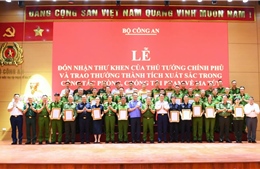 Trao thưởng các tập thể có thành tích xuất sắc đấu tranh với tội phạm ma túy