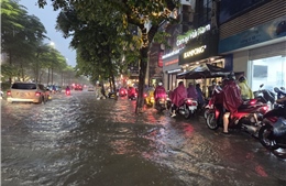 Hà Nội mưa lớn, nhiều tuyến phố ngập cục bộ 