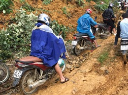 Lào Cai: Mưa lớn gây sạt lở quốc lộ 4 đoạn Bắc Hà đi Si Ma Cai bị ách tắc