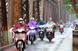 Vùng áp thấp có thể mạnh lên trên khu vực giữa Biển Đông, miền Bắc mưa giảm dần