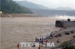 Khuyến cáo người dân không được tắm sông Đà khi Thủy điện Hòa Bình xả lũ