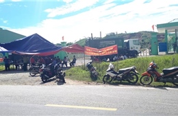 Hà Tĩnh: Dân dựng rạp, mang ruồi đến trước Nhà máy xử lý rác phản đối ô nhiễm