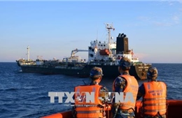 Cà Mau: Phát hiện hai tàu cá vận chuyển dầu trái phép trên biển