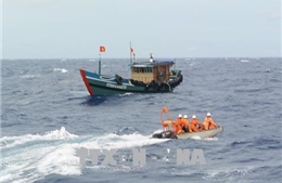 Cứu nạn thành công 3 ngư dân mắc cạn trên biển trong giông lốc