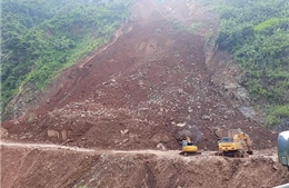 Tập trung khắc phục sạt lở đất đá trên Quốc lộ 279D đoạn qua Sơn La