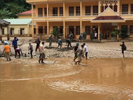 Nhiều trường học vừa đón lễ khai giảng năm học mới, vừa khắc phục hậu quả bão lũ 