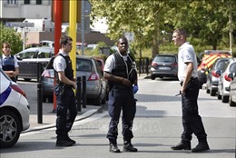 Tấn công bằng dao, gậy sắt ngay giữa thủ đô Paris làm 7 người bị thương nặng
