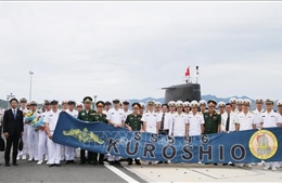 Tàu ngầm huấn luyện Lực lượng Tự vệ trên biển Nhật Bản cập cảng Cam Ranh