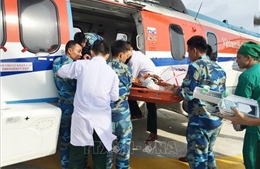 Trực thăng Binh đoàn 18 đưa ngư dân từ đảo Trường Sa Lớn vào đất liền cứu chữa