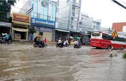 Mưa lớn, nhiều tuyến đường nội ô thành phố Bạc Liêu ngập sâu trong nước