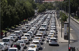 Hàng nghìn lái xe Uber, Cabify biểu tình phản đối quy định mới ở Tây Ban Nha