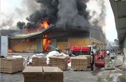 Đã khống chế hoàn toàn vụ cháy lớn tại xưởng sản xuất nhựa, gỗ ở Hưng Yên