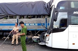 Bình Thuận: Xe khách giường nằm tông vào hai xe tải đang dừng đỗ làm 2 người chết